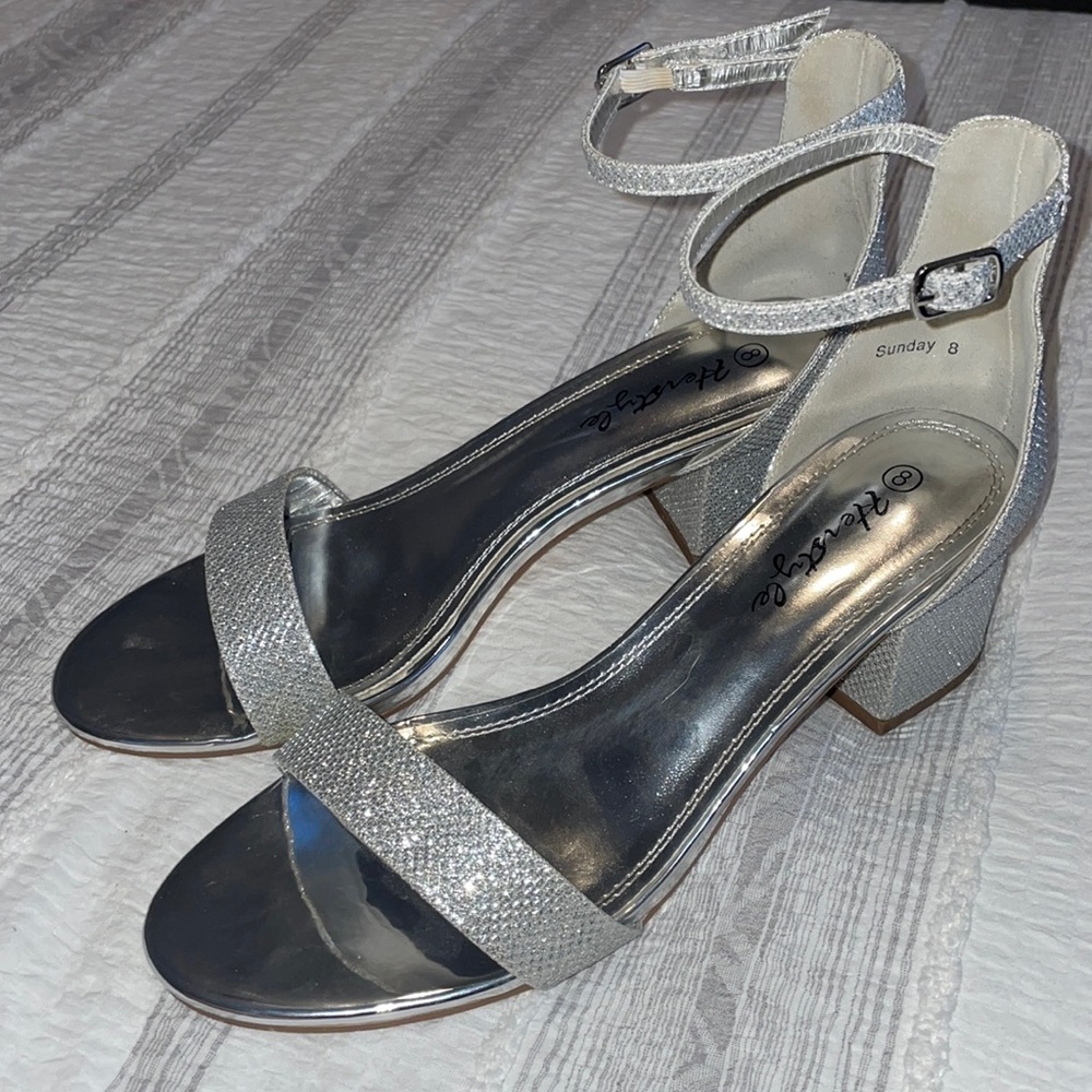 Shimmery 2 inch Heratige block heel. Size 8.